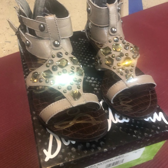 Preowned Sam Edelman Grey leather bejeweled buckle/zipper flat sandals. Sz 7.5M - Picture 8 of 10